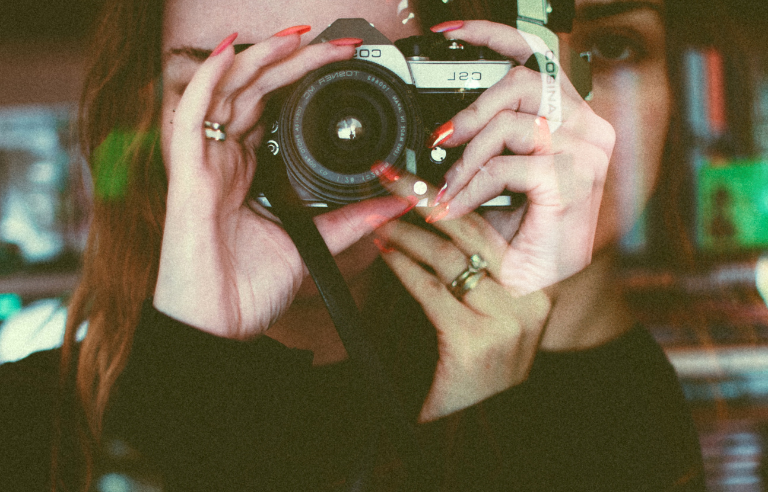 dona subjectant camarà fotogràfica