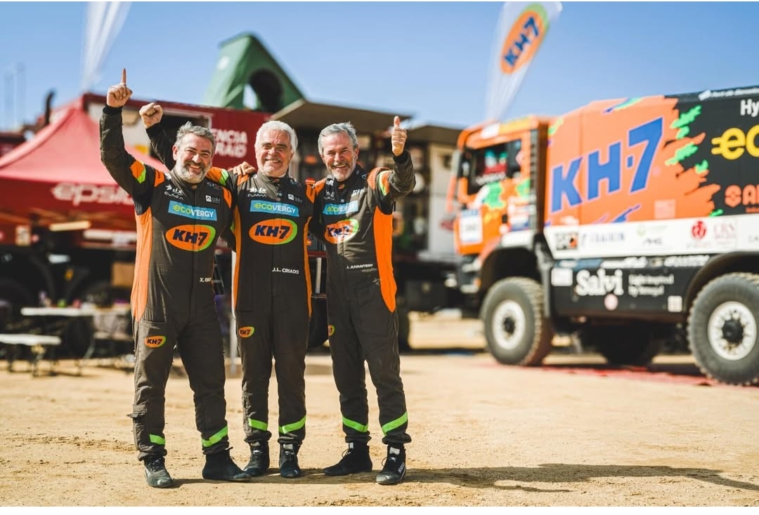 L'equip guanyador, amb Xavier Ribas a l'esquerra i el camió al fons