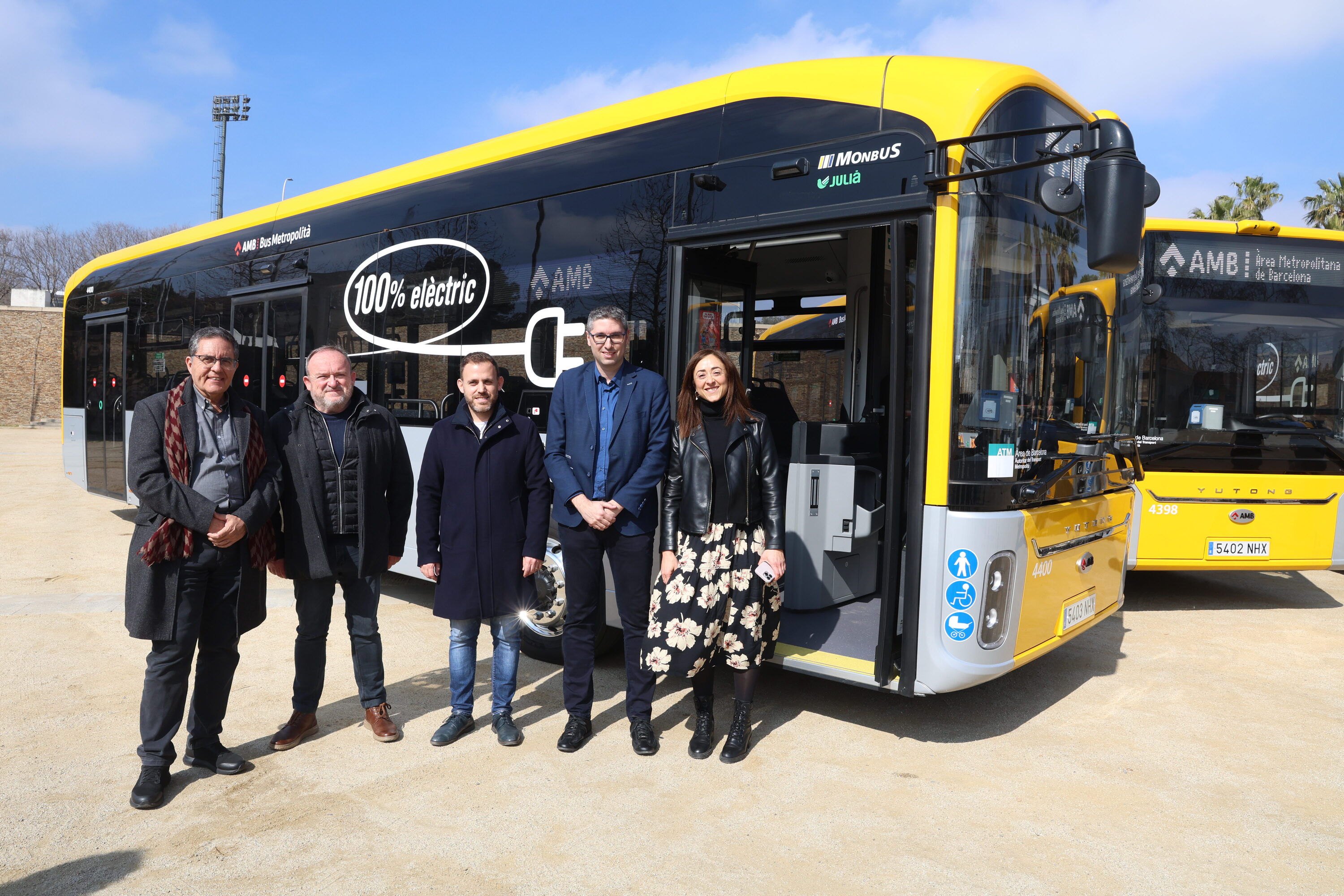 Les autoritats, posant davant un dels nous busos