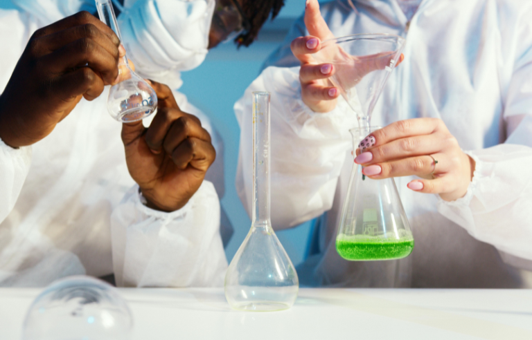 mans manipulant material laboratori