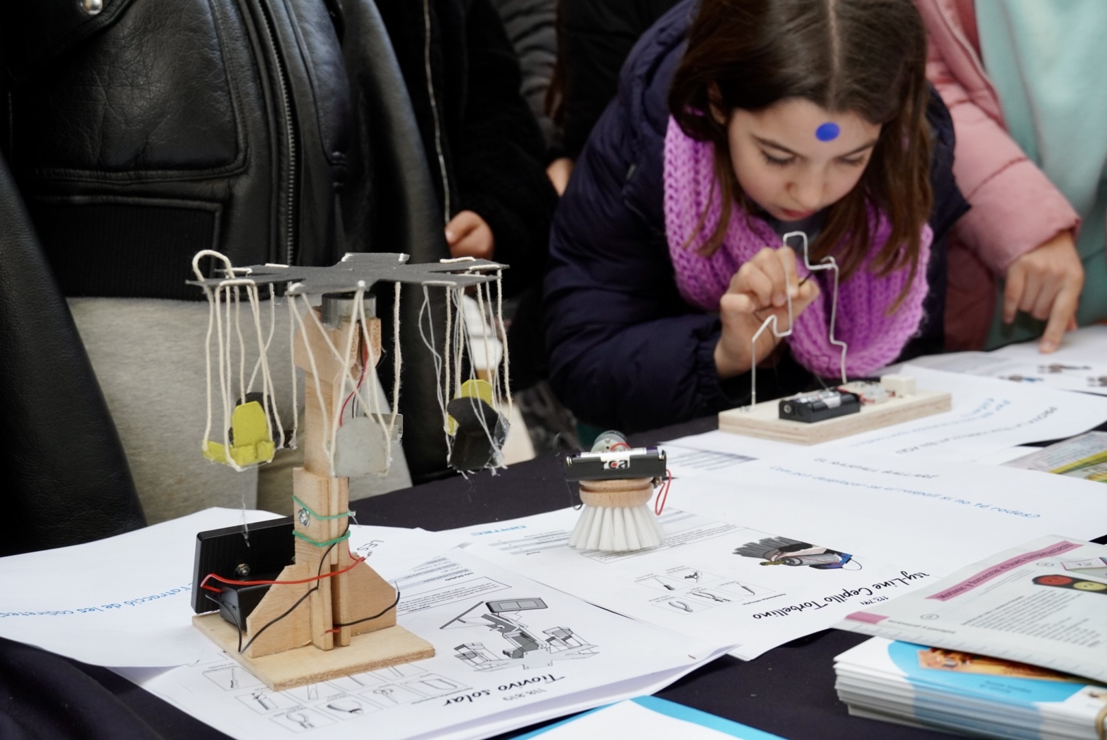 Nena observant projecte tecnològic