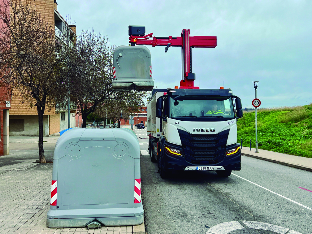 Un dels nous camions, a la zona del Parc Ambiental Torre de la Vila