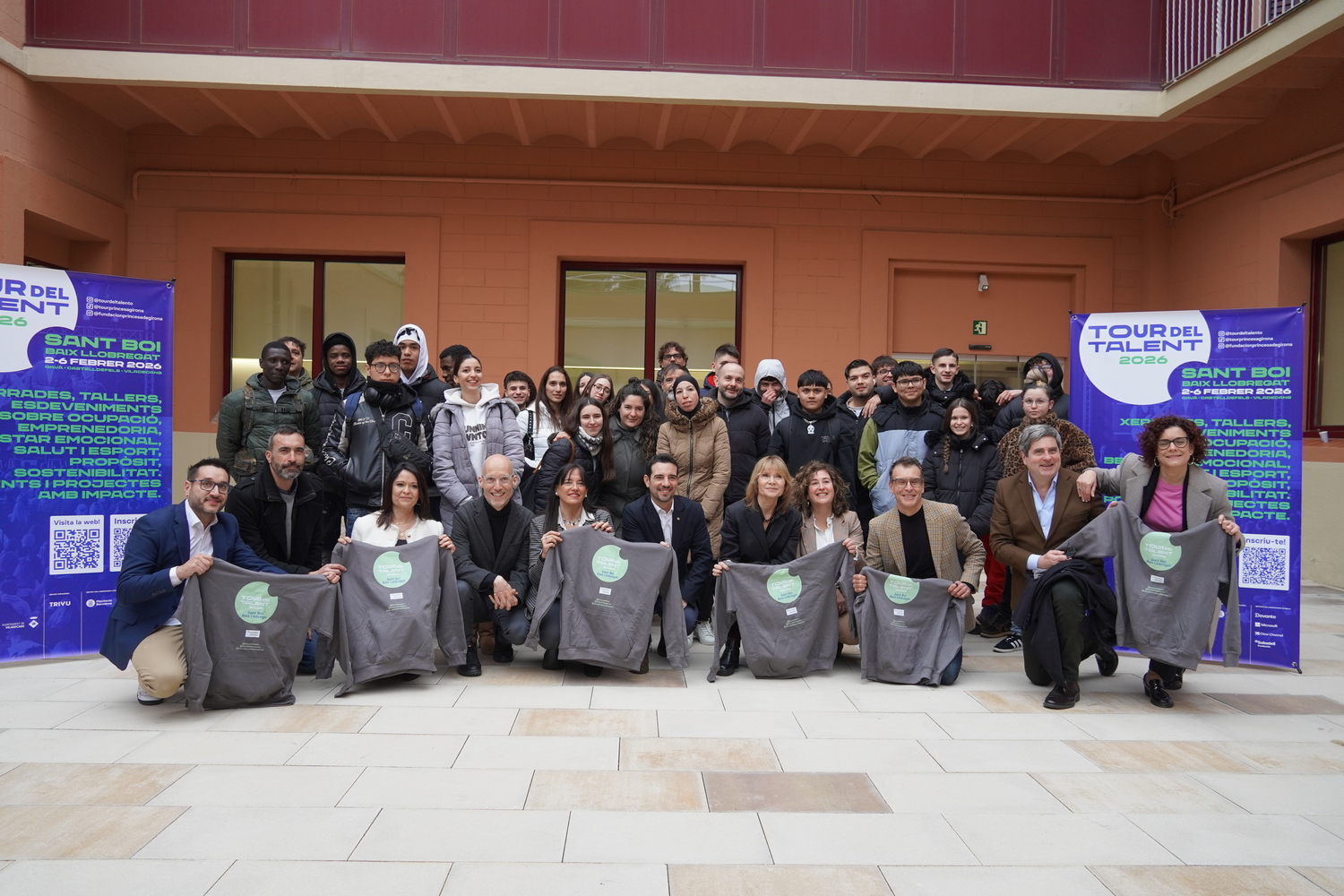 Foto de les autoritats amb un grup de joves participant en una activitat