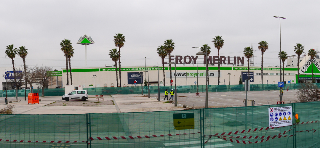 Tanca d'obres a l'aparcament del Centre Comercial, davant de la botiga de Leroy Merlin
