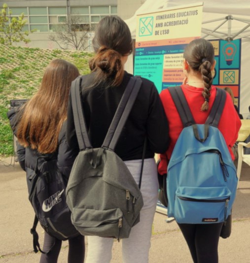 Alumnes davant d'un punt d'orientació educativa per als seus processos d'orientació