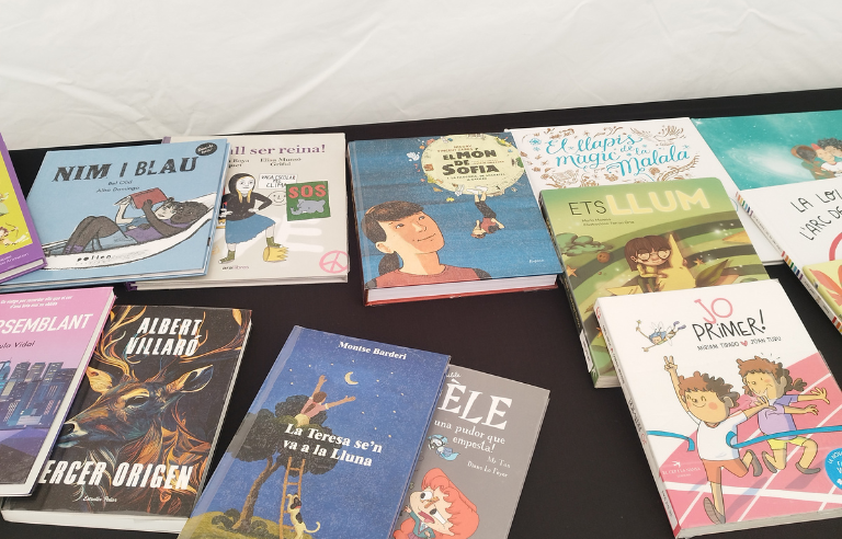 Llibres exposats en una taula