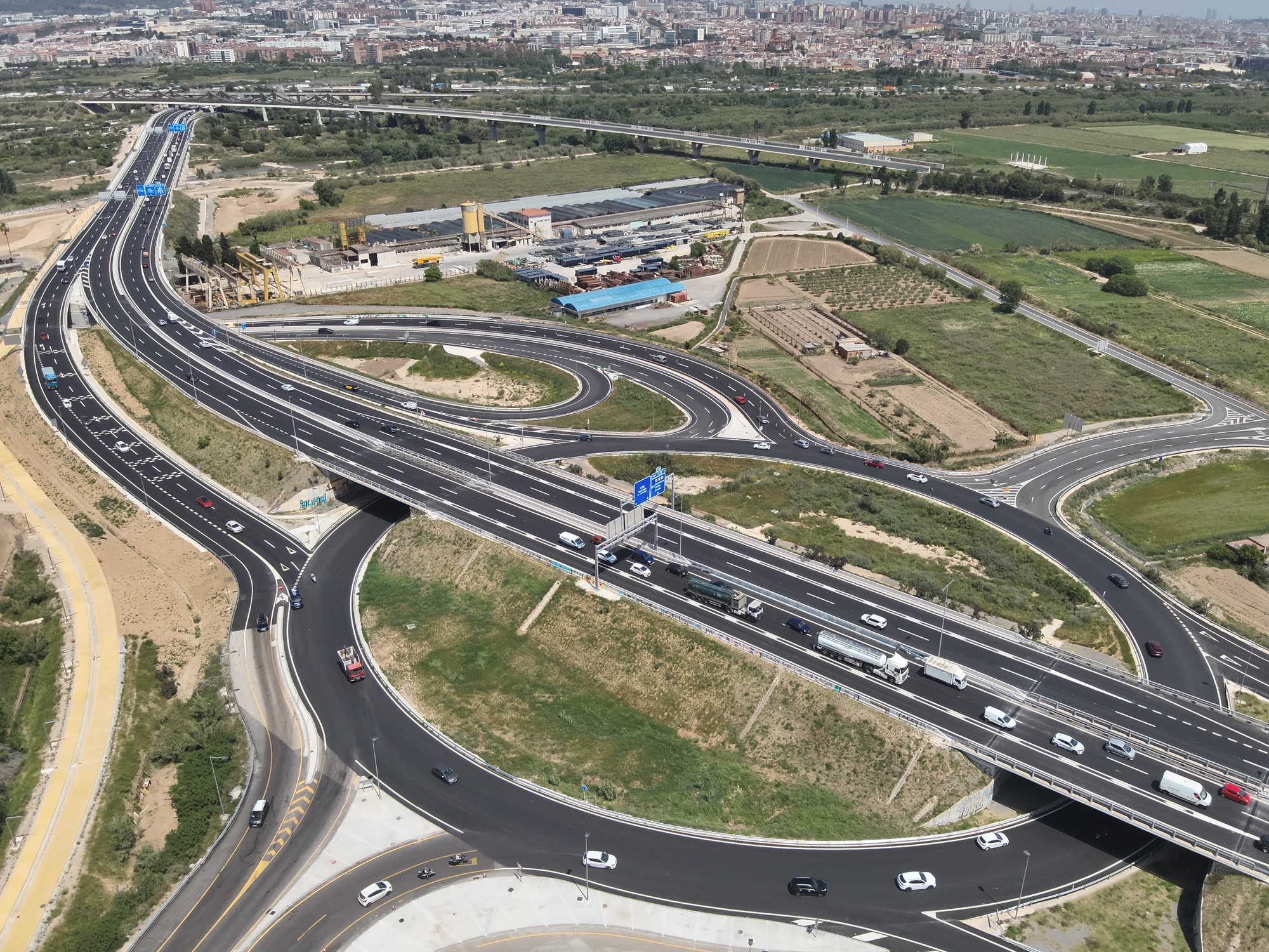 El tronc central de la nova autovia i la gran rotonda elíptica que distribueix el trànsit a la zona