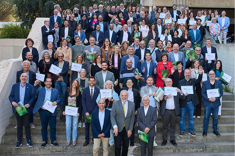 Foto de grup a l'exterior del Rectorat de la UAB