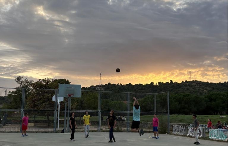 Tarda de bàsquet per a joves