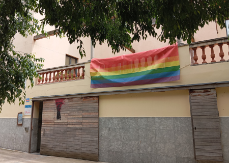 Bandera irisada penjada a Can Jordana en contra la LGTBIfòbia