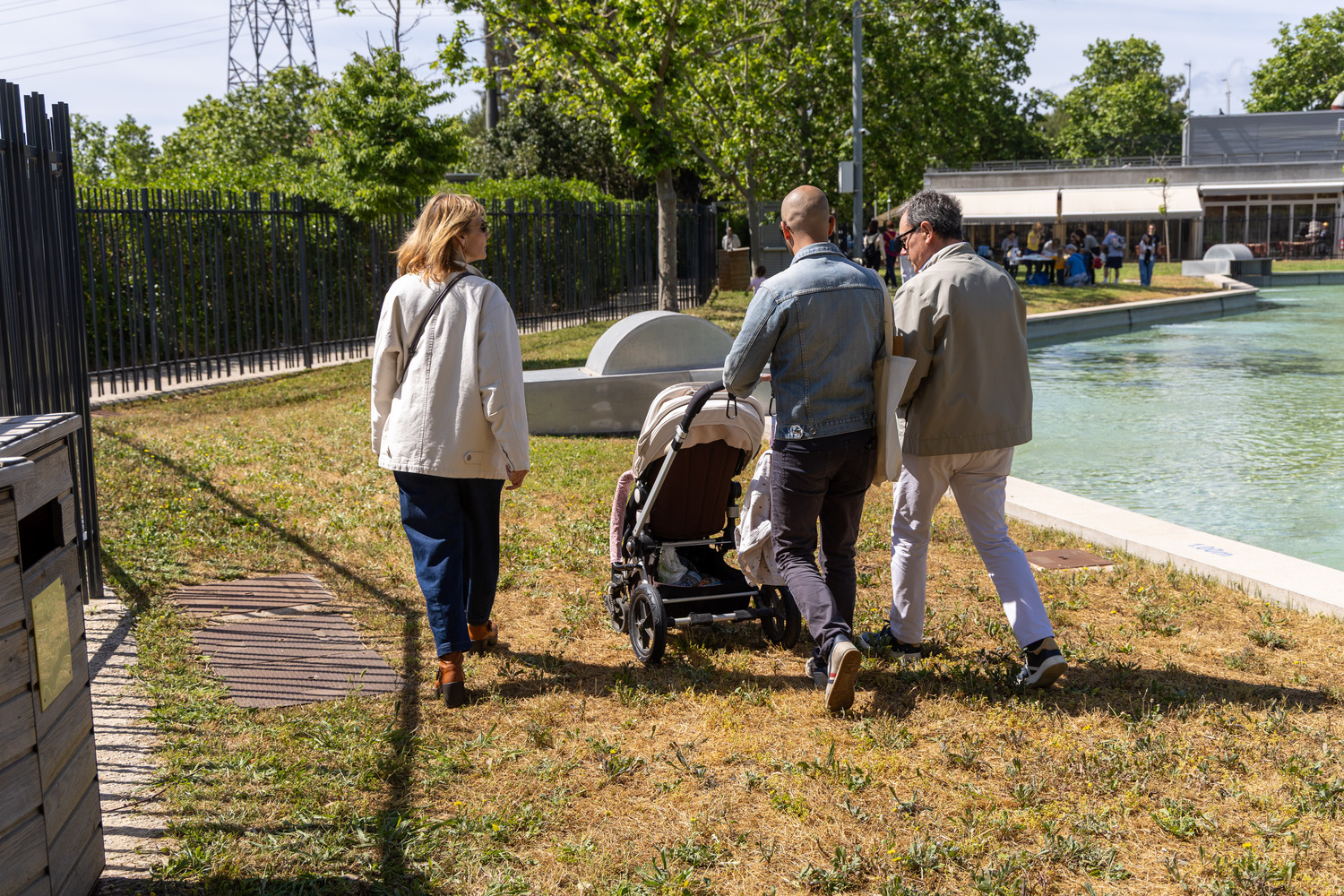 L'alcaldessa passeja al voltant del llac durant l'acte d'inauguració