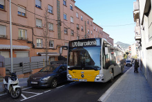 Un autobús circula pel carrer reobert a la circulació