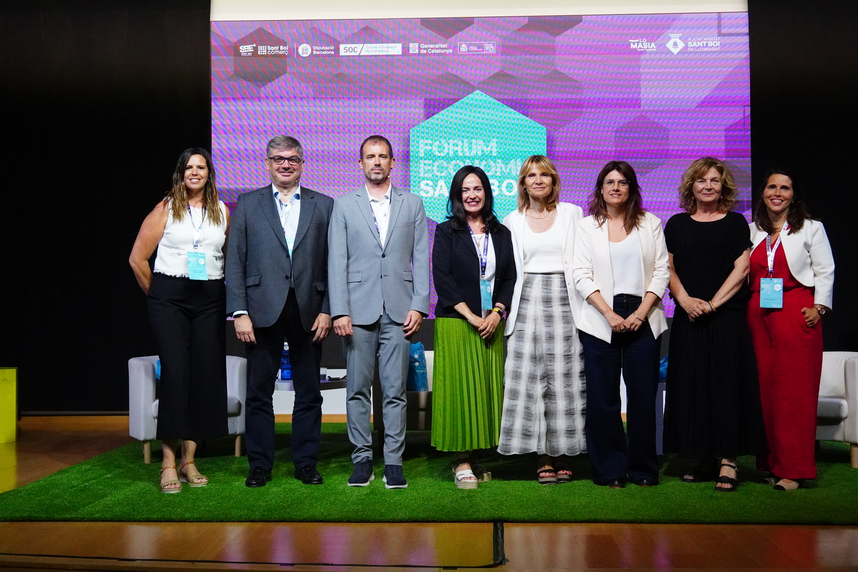 Foto de grup amb l'alcaldessa i els participants a la taula rodona