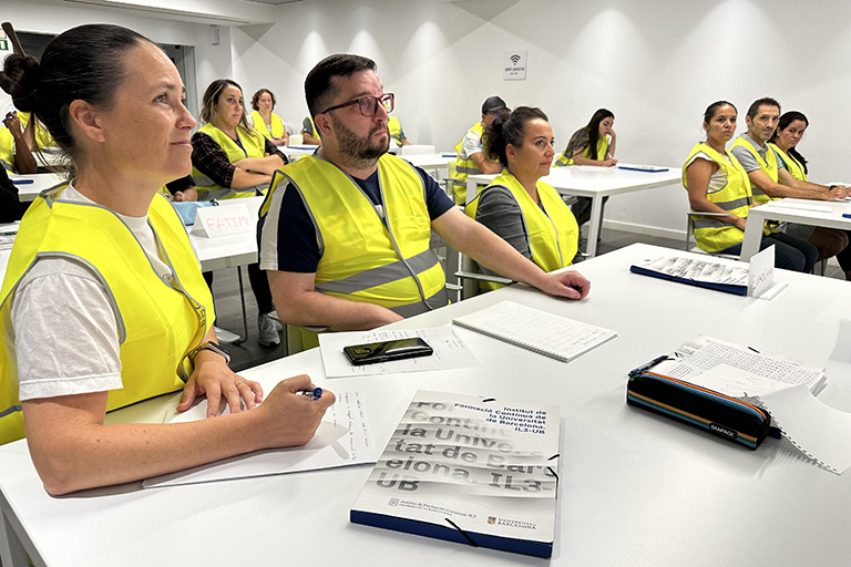 Alumnes de la microcredencial de logística en una aula