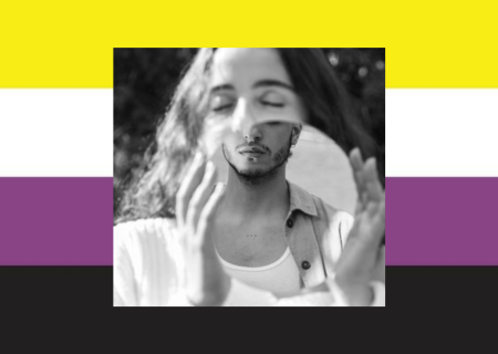 Bandera no binària de fons amb una foto al mig de dues persones en blanc i negre