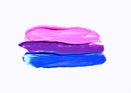Colors de la bandera bisexual (rosa, lila i blau) amb pintures al mig 