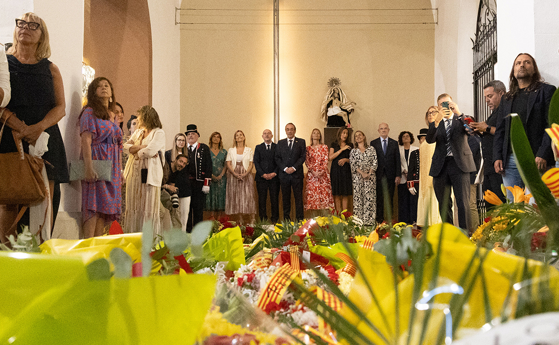 Aspecte de l'església durant l'ofrena floral de l'any passat