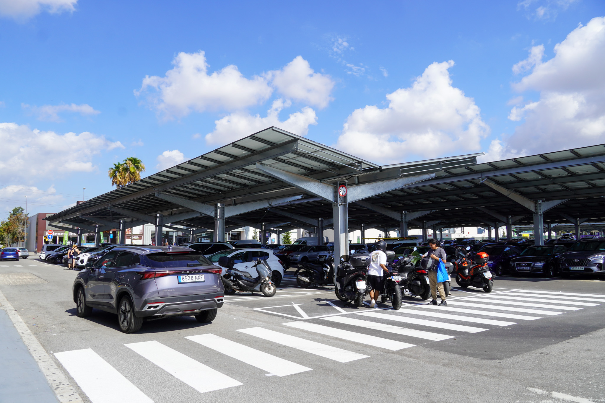 Vehicles a l'aparcament amb la pèrgola ja instal·lada