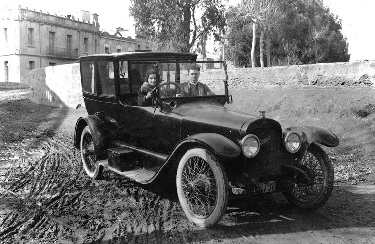 Buick de Baldiri Parés, considerat un dels primers taxis de la vila, cap al 1917