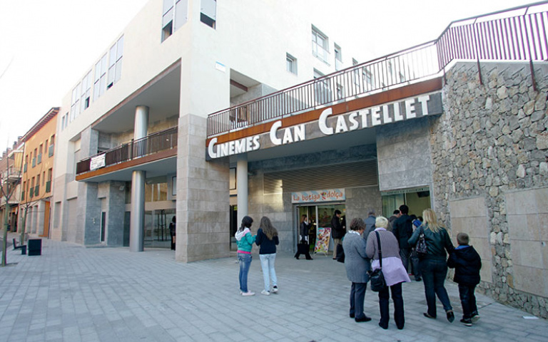 Imatge de la façana dels Cinemes Can Castellet