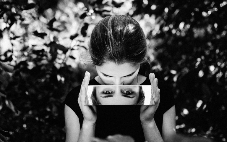 Dona mirant-se en mirall