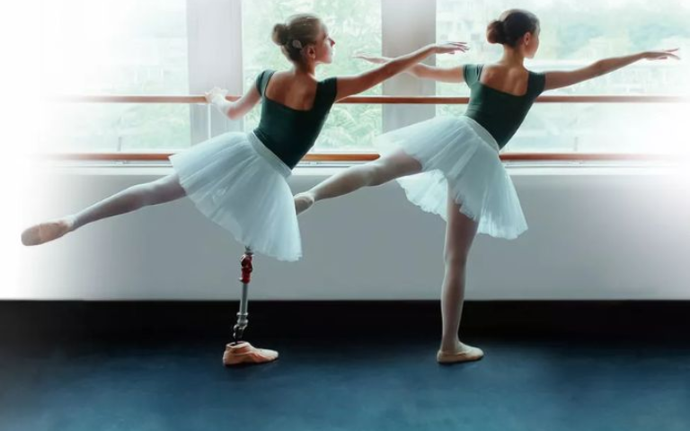 Dues ballarines fent l'arabesque en barra