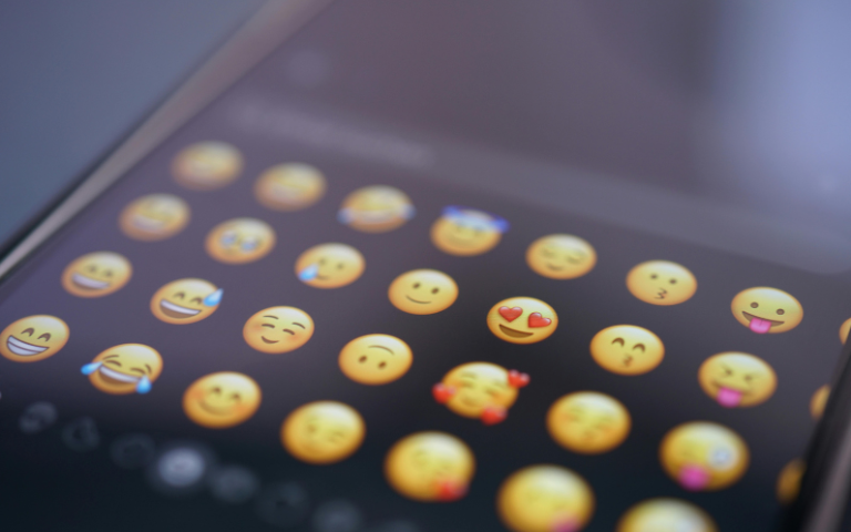 pantalla de mòbil amb emoticones