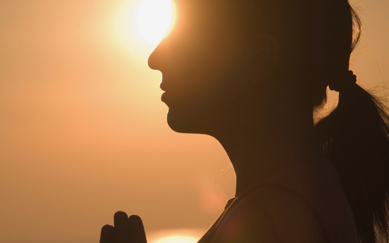Silueta dona a contra llum