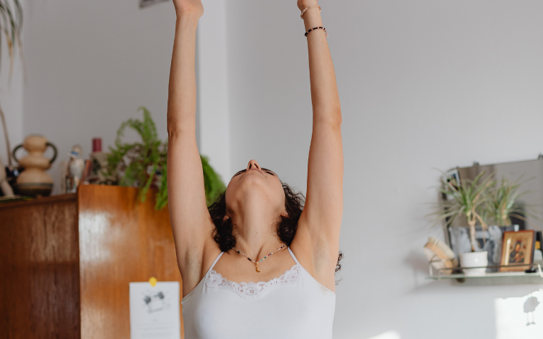 dona allargant els braços amunt