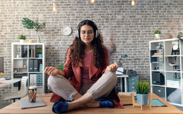 dona asseguda sobre d'una taula