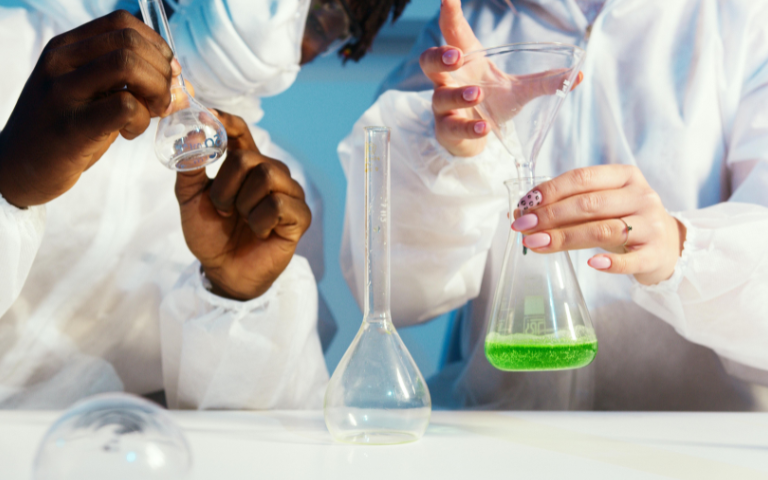 mans manipulant material laboratori