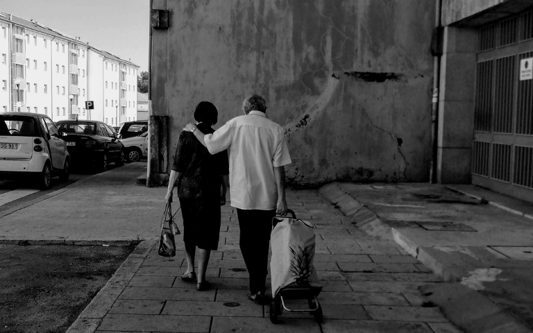 home amb carro compra