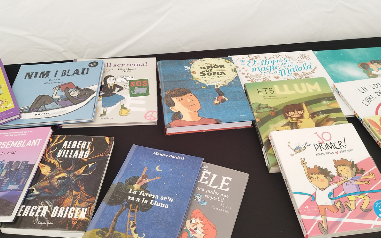 Llibres exposats en una taula