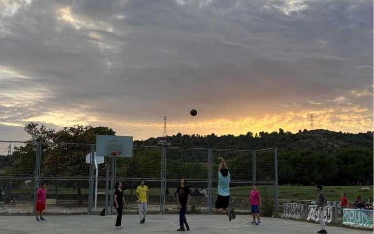 Tarda de bàsquet per a joves