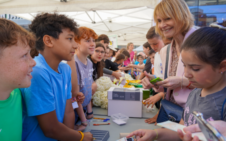 Mercat de Cooperatives del projecte CUEME a la plaça de la República