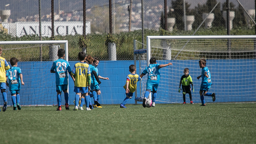 Nens jugant al camp de futbol