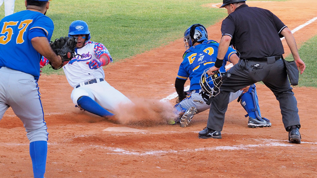 Un partit a l'estadi municipal de beisbol