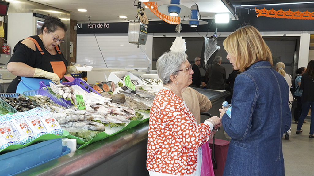 L'alcaldessa, amb una veïna al Mercat de Torre de la Vila