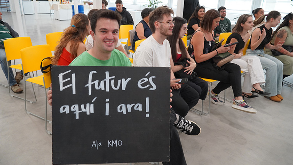 Un dels joves residents, amb el missatge 'El futur és aquí i ara!'