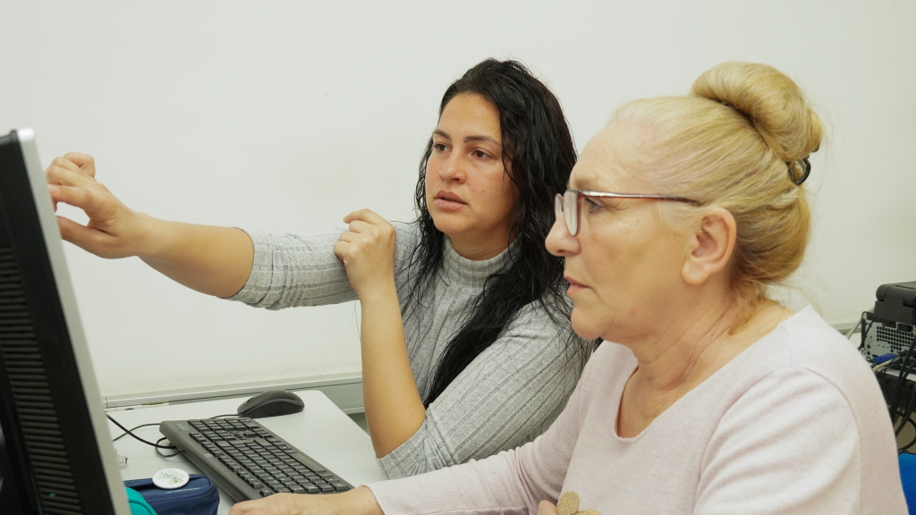 Dues dones assisteixen a una sessió formativa