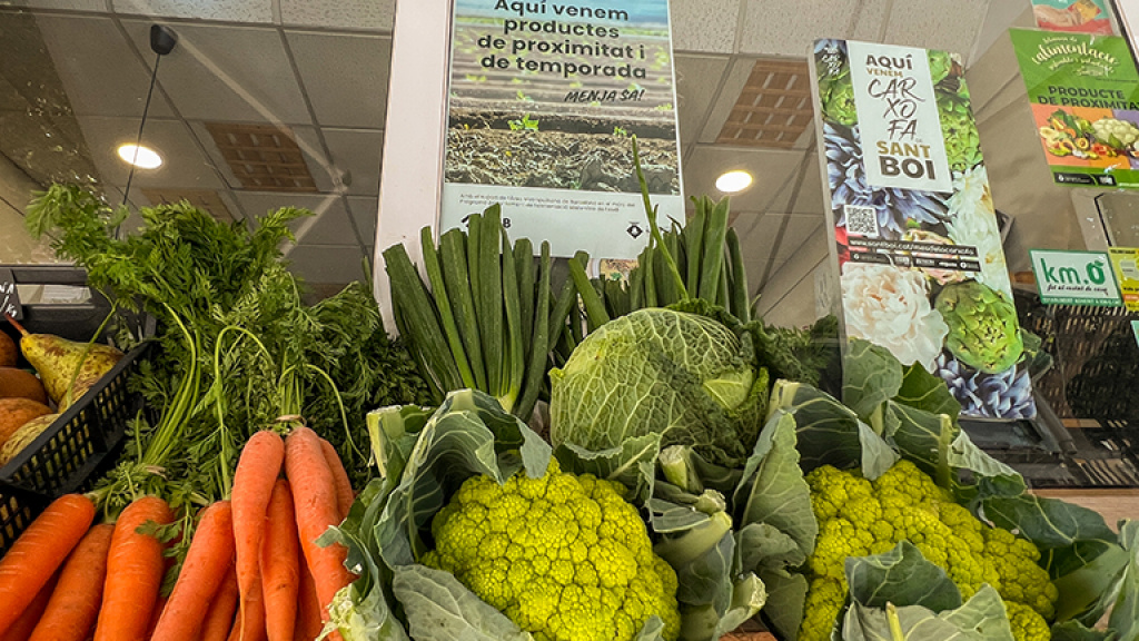 Aquests cartells identifiquen els comerços adherits