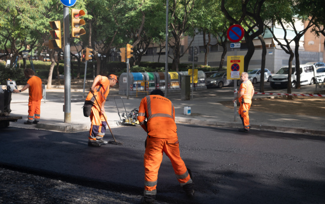 Tasques d'asfaltatge en curs al carrer de Girona