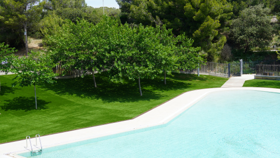 La piscina, amb la nova gespa artificial