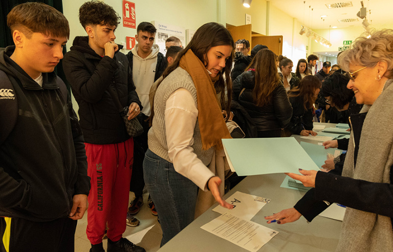 Acte de signatura dels ajuts municipals per a joves a Cal Ninyo