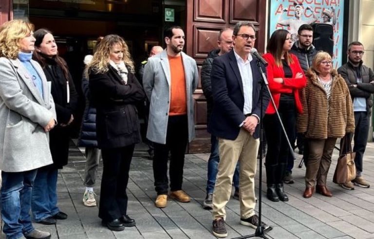 Minut de silenci a l'Ajuntament de Sant Boi en condol per les víctimes de l'incendi a Valencia