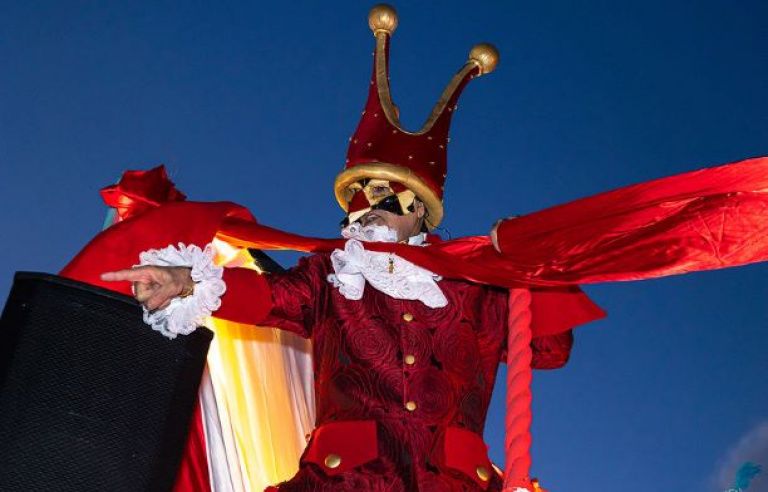 El Rei Carnestoltes encapçala la rua de Carnaval a Sant Boi, el Carnaboi