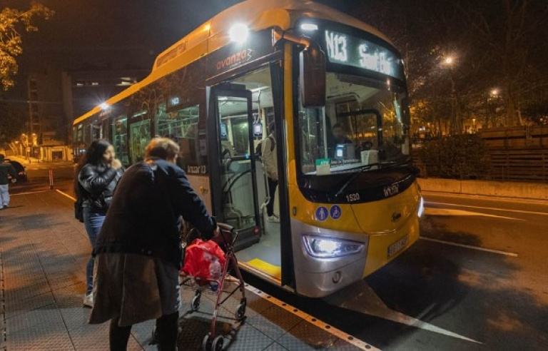 Un dels autobusos del Nitbus a Sant Boi