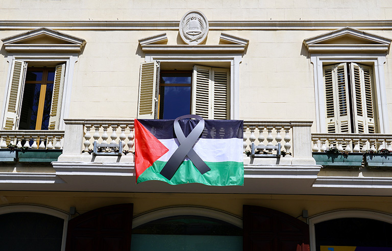 La bandera de Palestina penja del balcó de l'Ajuntament