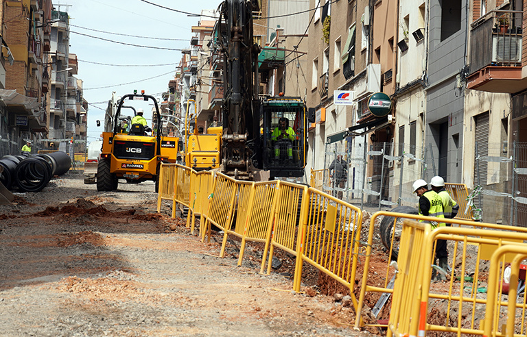 Operaris i màquines treballant al carrer de Jaume Balmes