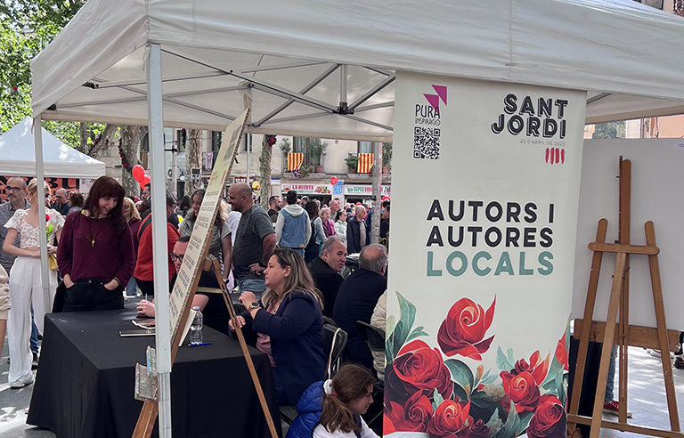 Carpa d'autores i autors locals a la plaça de l'Ajuntament, l'any passat